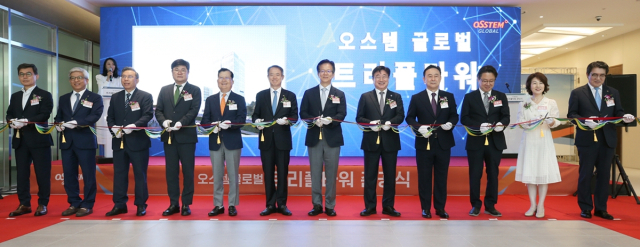 오스템글로벌 관계자들이 11일 인천 송도 사옥에서 열린 트리플타워 준공식에서 테이프 커팅을 진행하고 있다. 사진 제공=인체경제자유구역청