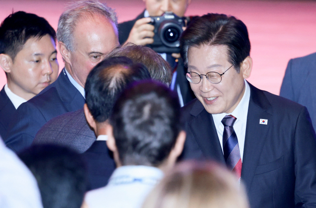 이재명 대통령이 13일 서울 강남구 코엑스에서 열린 2025 세계정치학회(IPSA) 서울총회 개막식에서 연설을 마친 뒤 참석자와 인사하고 있다. 연합뉴스