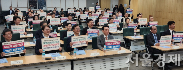 지난 2024년 10월 25일 서울 여의도 국회 의원회관에서 열린 ‘국회관광산업포럼 출범식’에서 참석자들이 피켓을 들고 기념촬영하고 있다. 참여 명단에 놀유니버스 등 여행플랫폼은 빠져 있다. 최수문기자