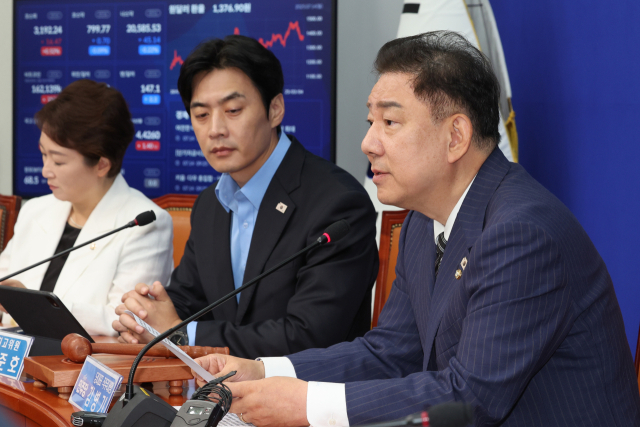김병기 더불어민주당 대표 직무대행 겸 원내대표가 14일 오전 서울 여의도 국회에서 열린 최고위원회의에서 모두 발언을 하고 있다. 뉴스1