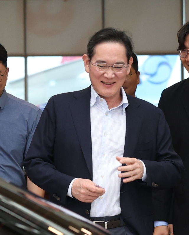 미국 ‘선밸리 컨퍼런스’에 참석한 이재용 삼성전자 회장이 14일 서울 김포비즈니스항공센터로 입국하고 있다. 임진혁기자