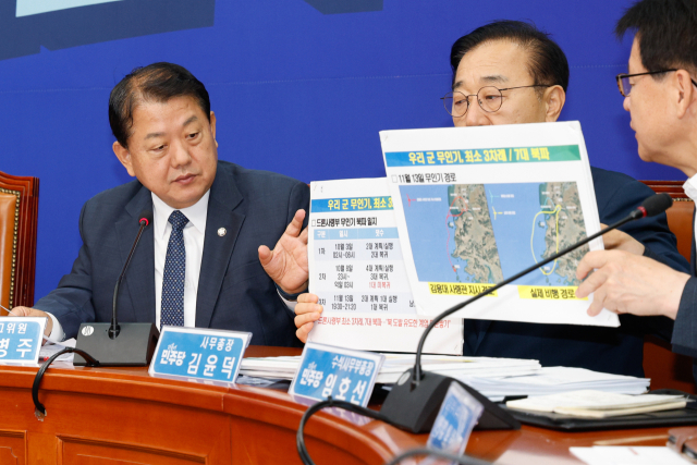 김병주 더불어민주당 최고위원이 14일 오전 서울 여의도 국회에서 열린 최고위원회의에서 드론작전사령부의 무인기 침투 작전 관련 발언을 하고 있다. 뉴스1