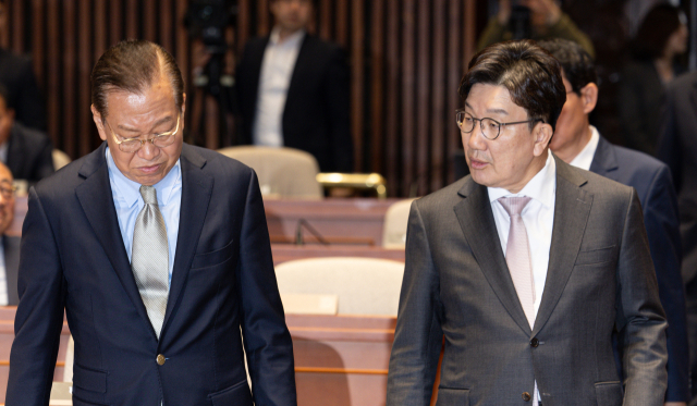 지난 5월 8일 권영세 국민의힘 비상대책위원장과 권성동 원내대표가 서울 여의도 국회에서 열린 의원총회에 참석하고 있다. 뉴스1