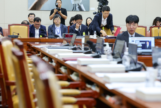 14일 오전 서울 여의도 국회 과학기술정보방송통신위원회에서 배경훈 과학기술정보통신부 장관 후보자 인사청문회가 파행되고 있다. 이날 국민의힘 의원들이 의원석에 과방위원장 비판 문구가 적힌 피켓을 붙이자 최 위원장이 산회를 선언했다. 뉴스1