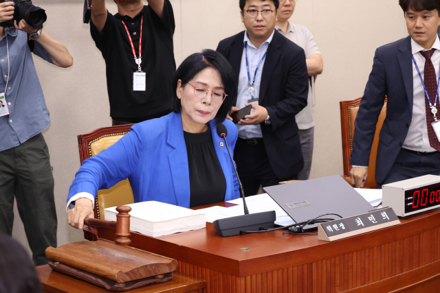 14일 국회 과학기술정보통신위원회 전체 회의에서 열린 배경훈 과학기술정보통신부 장관 후보자의 인사청문회에서 최민희 위원장이 산회를 선언하고 있다. 연합뉴스
