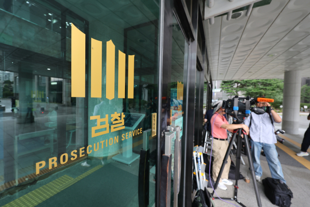 14일 서울고검에 마련된 특검 사무실 앞에서 대기 중인 취재진. 연합뉴스
