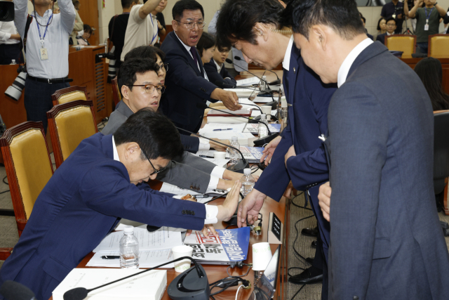14일 오전 서울 여의도 국회 과학기술정보방송통신위원회에서 열린 배경훈 과학기술정보통신부 장관 후보자 인사청문회에서 최민희 위원장이 경위들에게 국회법에 따라 국민의힘 피켓을 뗄 것을 지시하자 김장겸 의원 등이 항의하고 있다. 뉴스1