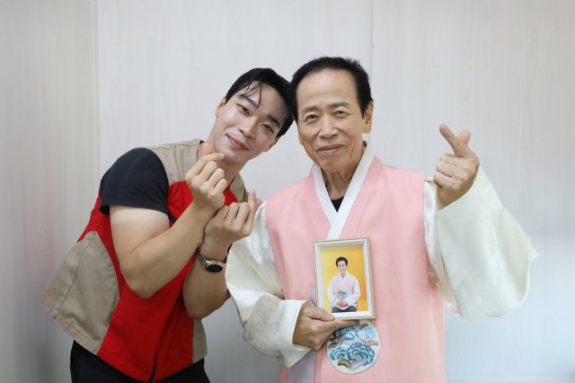 롯데이노베이트 봉사자가 행사에 참여한 어르신과 사진을 찍고 있다. 사진 제공=롯데이노베이트