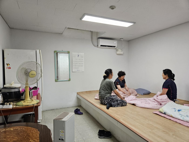 성동구의 한 공동주택 미화원들이 에어컨이 설치된 휴게시설에서 휴식을 취하고 있는 모습. 사진제공=성동구