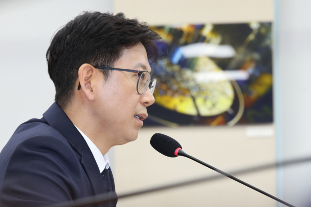 배경훈 과학기술정보통신부 장관 후보자가 14일 오후 서울 여의도 국회 과학기술정보방송통신위원회에서 열린 인사청문회에서 의원 질의에 답하고 있다. 뉴스1