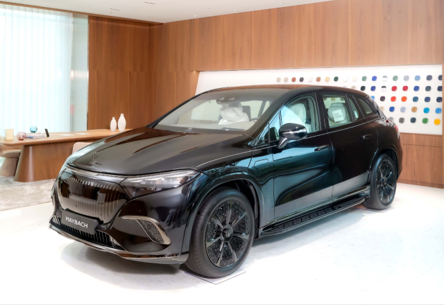 ‘메르세데스마이바흐 EQS 스포츠유틸리티차량(SUV)이 14일 서울 강남구 압구정에 공식 개관한 마이바흐의 브랜드센터 3층에 전시돼 있다. 사진제공=벤츠코리아