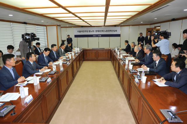 경제6단체와 더불어민주당 환경노동위원회 위원들이 14일 서울 마포구 경총회관에서 개최한 노동정책간담회에서 대화하고 있다. 사진제공=경총