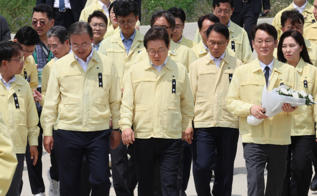 이재명 대통령이 오송 참사 2주기를 앞두고 14일 충북 청주시 오송읍 궁평2지하차도를 방문해 현장 점검을 위해 이동하고 있다. 지난 2023년 7월 15일 오송 궁평2지하차도에서는 인근 미호강이 범람하며 침수되는 사고가 발생해 14명이 숨졌다. 연합뉴스