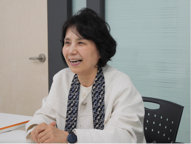 시니어이슈기자단과 인터뷰하는 최성금 한국시니어TV 대표. 이정현 기자