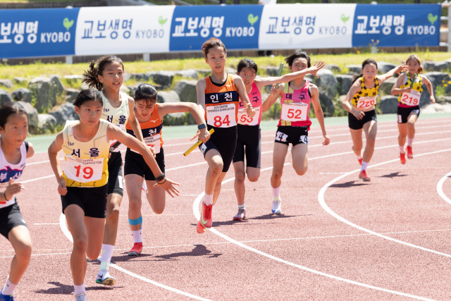 12일 충남 서천군에서 열린 '2025 교보생명컵 꿈나무체육대회'에서 유소년 선수들이 육상 계주 경기를 하고 있다. 사진 제공=교보생명