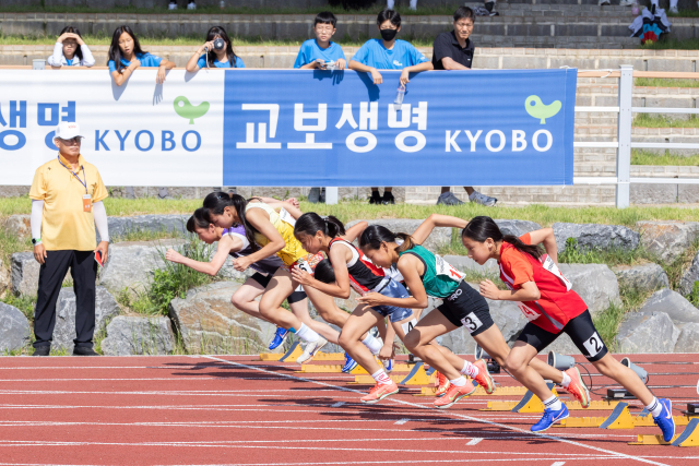 12일 충남 서천군에서 열린 '2025 교보생명컵 꿈나무체육대회'에서 유소년 선수들이 스타트를 하고 있다. 사진 제공=교보생명
