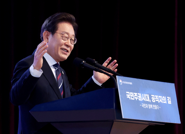 이재명 대통령이 14일 충북 진천 국가공무원인재개발원에서 70기 5급 신임관리자과정 교육생들에게 '국민주권시대, 공직자의 길'을 주제로 특강을 하고 있다. 연합뉴스