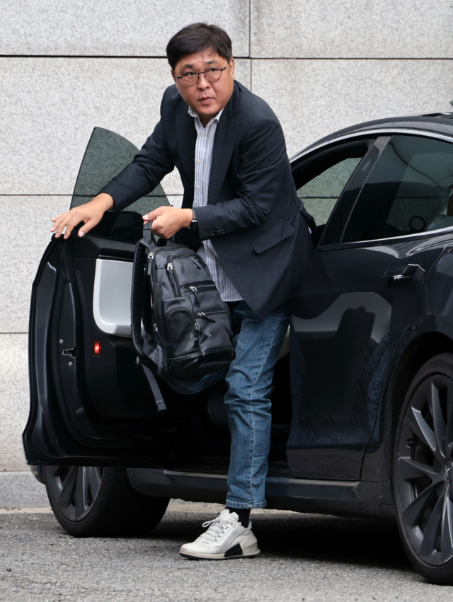 최휘영 문화체육관광부 장관 후보자가 14일 첫 출근하고 있다. 연합뉴스