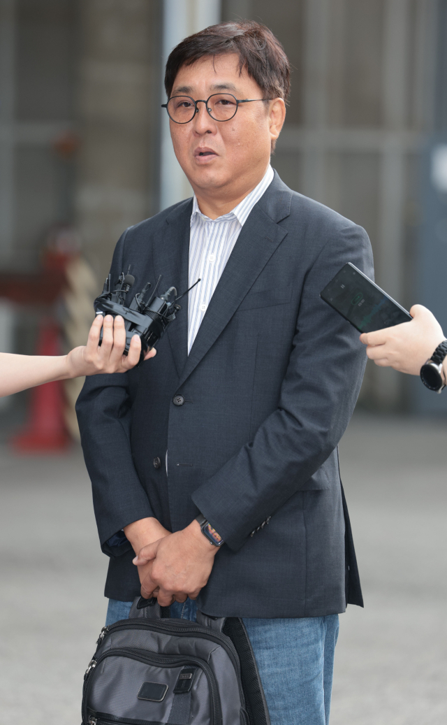 최휘영 문화체육관광부 장관 후보자가 14일 첫 출근을 하면서 지명 소감 등을 밝히고 있다. 연합뉴스