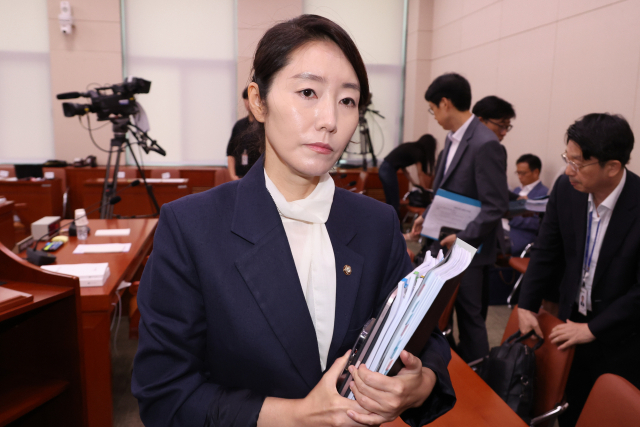 강선우 여성가족부 장관 후보자가 14일 국회 여성가족위원회에서 열린 인사청문회가 오전 질의를 마치고 정회되자 청문회장을 나가고 있다. 연합뉴스