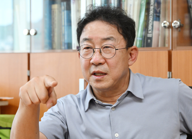 안동현 서울대 경제학부 교수가 14일 서울경제신문과의 인터뷰에서 우리 경제의 저성장을 우려하면서 “민관이 협력해 제대로 된 2~3개 산업의 씨를 뿌려야 한다”고 강조하고 있다. 오승현 기자