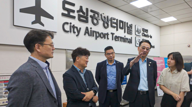 타이베이 메트로 임직원의 공항철도 서울역 도심공항터미널 견학하는 모습. 사진제공=공항철도