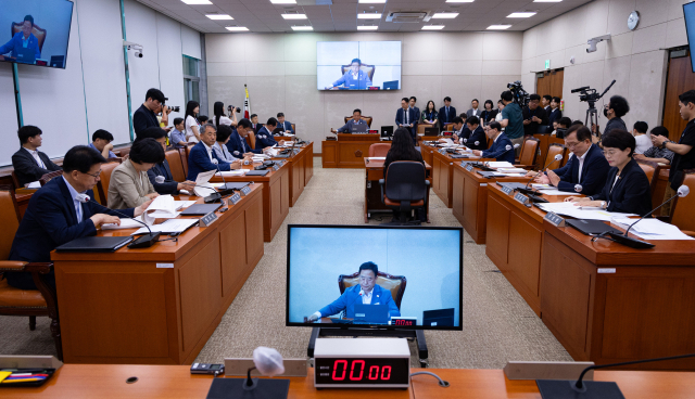 어기구 국회 농림축산식품해양수산위원장이 8일 서울 여의도 국회에서 열린 제427회 국회(임시회) 제1차 전체회의에서 의사봉을 두드리고 있다. 2025.7.8/뉴스1