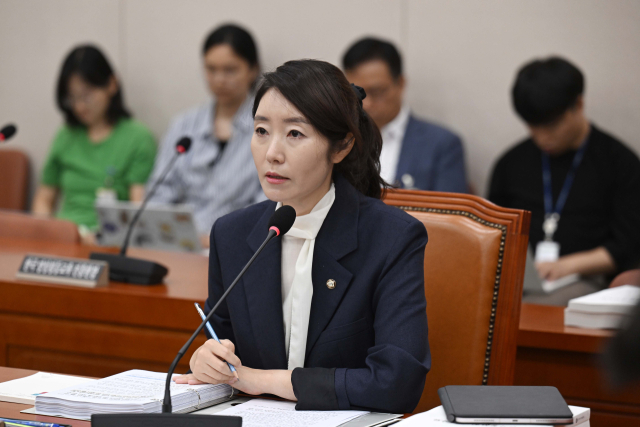 강선우 여성가족부 장관 후보자가 14일 서울 여의도 국회에서 열린 국회 여성가족위원회 인사청문회에서 의원 질의에 답변하고 있다. 조태형 기자