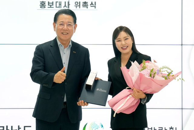 김영록(왼쪽) 전남도지사가 14일 전남농업기술원에서 가수 송가인에게 2025 국제농업박람회 홍보대사 위촉장을 수여한 뒤 기념촬영을 하고 있다. 사진 제공=전라남도