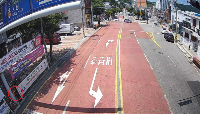 통영 오토바이 화재 진압 모습. 사진 제공=경남소방본부