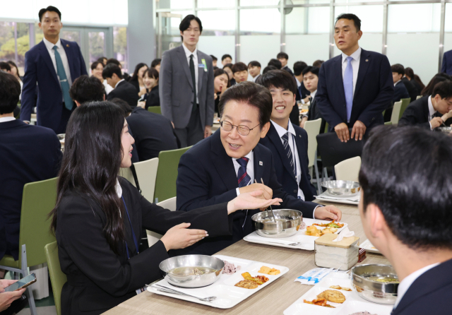 이재명 대통령이 14일 충북 진천 국가공무원인재개발원에서 70기 5급 신임관리자과정 교육생들과 오찬을 하며 대화하고 있다. 연합뉴스