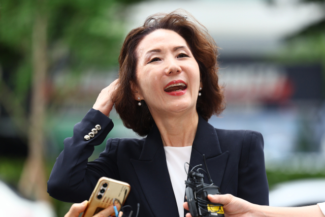 이진숙 부총리 겸 교육부 장관 후보자가 지난달 30일 오전 서울 여의도 한국교육시설안전원에 마련된 인사청문회 준비 사무실로 출근하며 취재진과 질의응답하고 있다. 연합뉴스