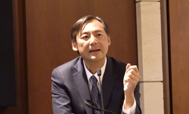 모스 탄 미국 리버리티대 교수가 워싱턴에서 국제선거감시단이 주최한 ‘한국 선거의 투명성을 향한 국제적 질문’ 브리핑에 참석해 발언하고 있다. 한국보수주의연합(KCPAC) 유튜브 화면 캡처