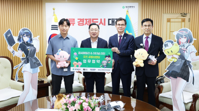 이장우(왼쪽 두번째) 대전시장이 님블뉴런 김승휴(″첫번째) 대표, 대전관광공사 윤성국(″세번째) 사장, 대전정보문화산업진흥원 이은학(″네번째) 원장과 ‘꿈씨패밀리-이터널 리턴 굿즈 공동브랜딩'을 위한 4자 업무협약을 체결하고 기념촬영을 하고 있다. 사진제공=대전시