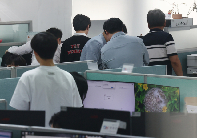 김건희 여사에 관한 의혹들을 수사하는 민중기 특별검사팀이 14일 '양평고속도로 노선변경 특혜 의혹'과 관련해 국토교통부 등 10여곳에 대한 전방위 압수수색에 나섰다. 이날 서울 성동구 동해종합기술공사 성수 본사에서 특검 관계자들이 자료를 살피고 있다. 연합뉴스