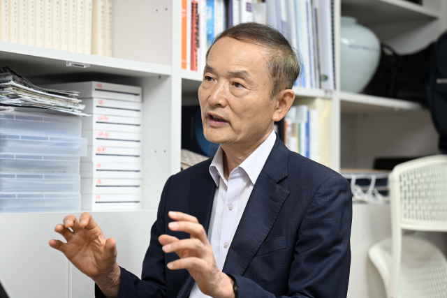 하태윤 이희건한일교류재단 이사장이 서울경제신문과의 인터뷰에서 한국과 일본 간 민간교류의 중요성을 강조하고 있다. 조태형 기자