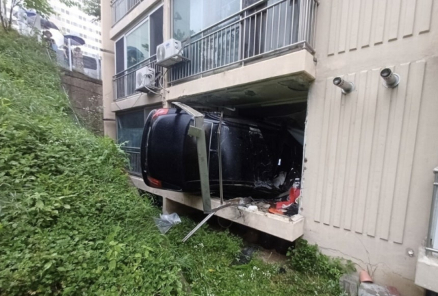 13일 오후 6시 42분쯤 충남 천안시 동남구 목천읍 한 아파트 1층 가정집 베란다로 차량이 돌진했다. 사진제공=천안동남소방서