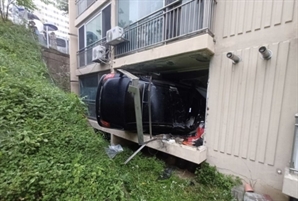 “거실에 있다가 날벼락”…아파트 1층 베란다 뚫고 돌진한 차량에 80대 중상