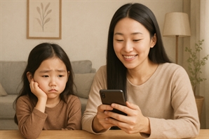 "엄마의 SNS 중독, 아이한테 독"…폰 없어도 대화 안 한다는데, 왜?