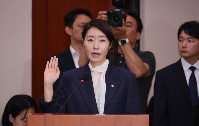 강선우 여성가족부 장관 후보자가 14일 국회 여성가족위원회에서 열린 인사청문회에서 선서하고 있다. 연합뉴스