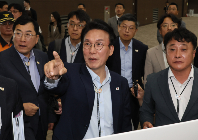 김민석 국무총리가 11일 경북 경주시 화백컨벤션센터(HICO)를 방문해 APEC 정상회의 준비 상황을 점검하고 있다. 연합뉴스.