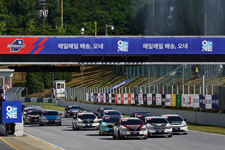프리우스 PHEV 클래스 결승 레이스 스타트 장면. 사진: 김학수 기자