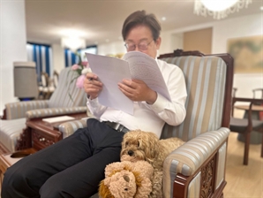 李대통령 "아내 곁에 딱 붙어있어”…반려견 '바비' 소개