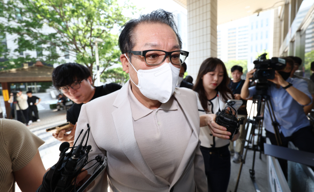 2018년 전국지방선거 공천헌금 의혹 혐의를 받는 '건진법사' 전성배 씨가 6월 23일 서울 양천구 서울남부지방법원에서 열린 정치자금법 위반 혐의 사건 1심 속행 재판에 출석하기 위해 법정으로 향하고 있다. 연합뉴스