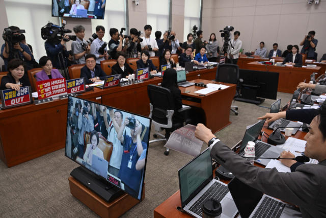 14일 서울 여의도 국회에서 열린 국회 여성가족위원회의 강선우 여성가족부 장관 후보자에 대한 인사청문회에서 여야 의원들이 부착했던 피켓을 합의하에 재거하고 있다. 조태형 기자
