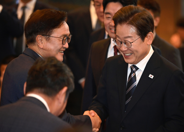 이재명 대통령이 26일 서울 여의도 국회에서 시정연설을 하기 위해 입장하며 우원식 국회의장과 인사하고 있다. 성형주 기자