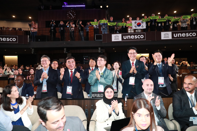 지난 12일 오전(현지시간) 프랑스 파리 유네스코 세계유산위원회 회의에서 ‘반구천 암각화’의 세계 유산 등재가 결정된 직후 김두겸 울산시장(왼쪽 두 번째), 최응천 국가유산청장(가운데) 등 한국 대표단 관계자들이 박수를 치며 기뻐하고 있다. 사진제공=울산시