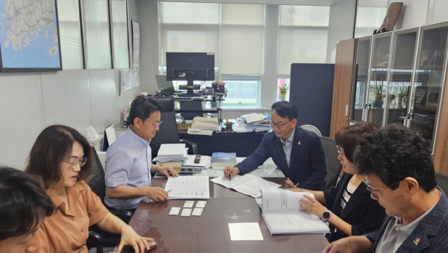 김명주(오른쪽 첫 번째) 경남도 경제부지사가 15일 기재부를 찾아 주력산업 육성을 위한 국비 지원을 요청하고 있다. 사진 제공=경남도