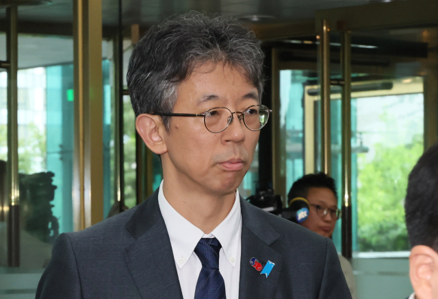 이세키 요시아스 주한일본대사관 정무공사가 15일 서울 종로구 외교부 청사로 초치되고 있다.