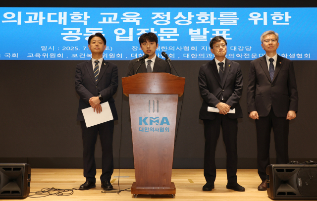 이달 12일 서울 용산구 대한의사협회에서 이선우 대한의과대학·의학전문대학원학생협회 비대위원장이 국회 교육위원회, 보건복지위원회, 대한의사협회과 함께 '의과대학 교육 정상화를 위한 공동 입장문' 발표에 앞서 발언을 하고 있다. 연합뉴스